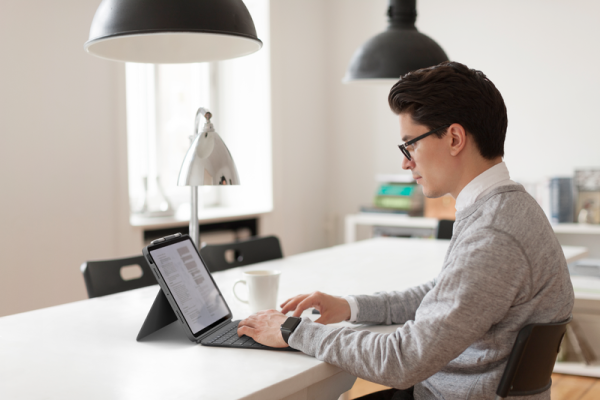 Logitech Combo Touch, Case mit integrierter Tastatur & Trackpad für Apple iPad Air 11" (M2), Smart C