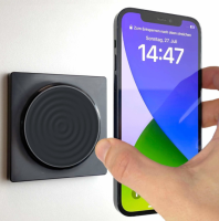 smart things WallBase 80 Magnetic Wireless Charger Schwarz